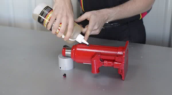 hydraulic-jack-maintenance-bleeding-top-up-oil